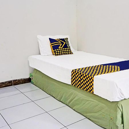 Oyo Life 91896 Kost Bu Dewi Syariah Hotel Pasuruan Kültér fotó