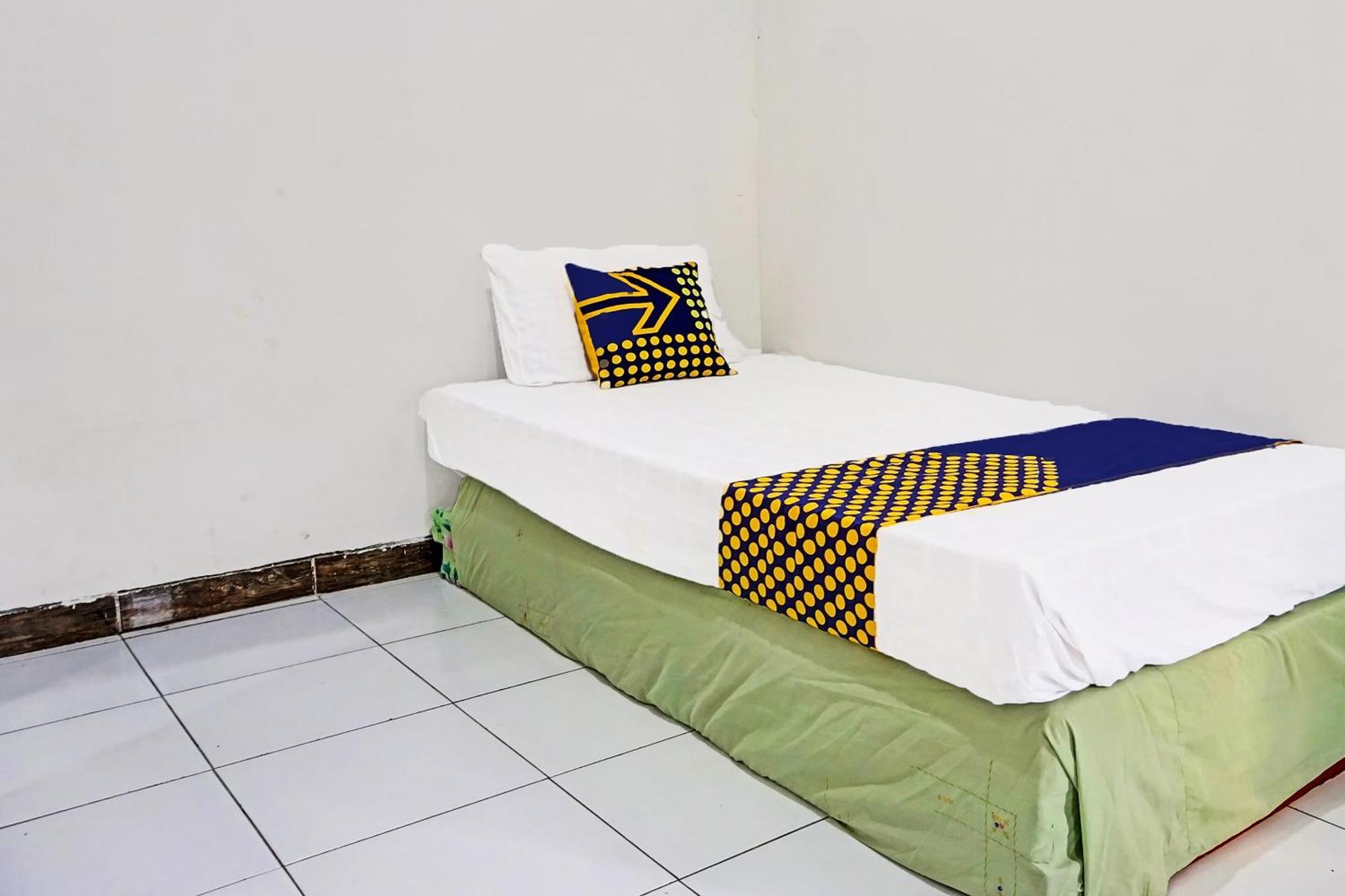 Oyo Life 91896 Kost Bu Dewi Syariah Hotel Pasuruan Kültér fotó