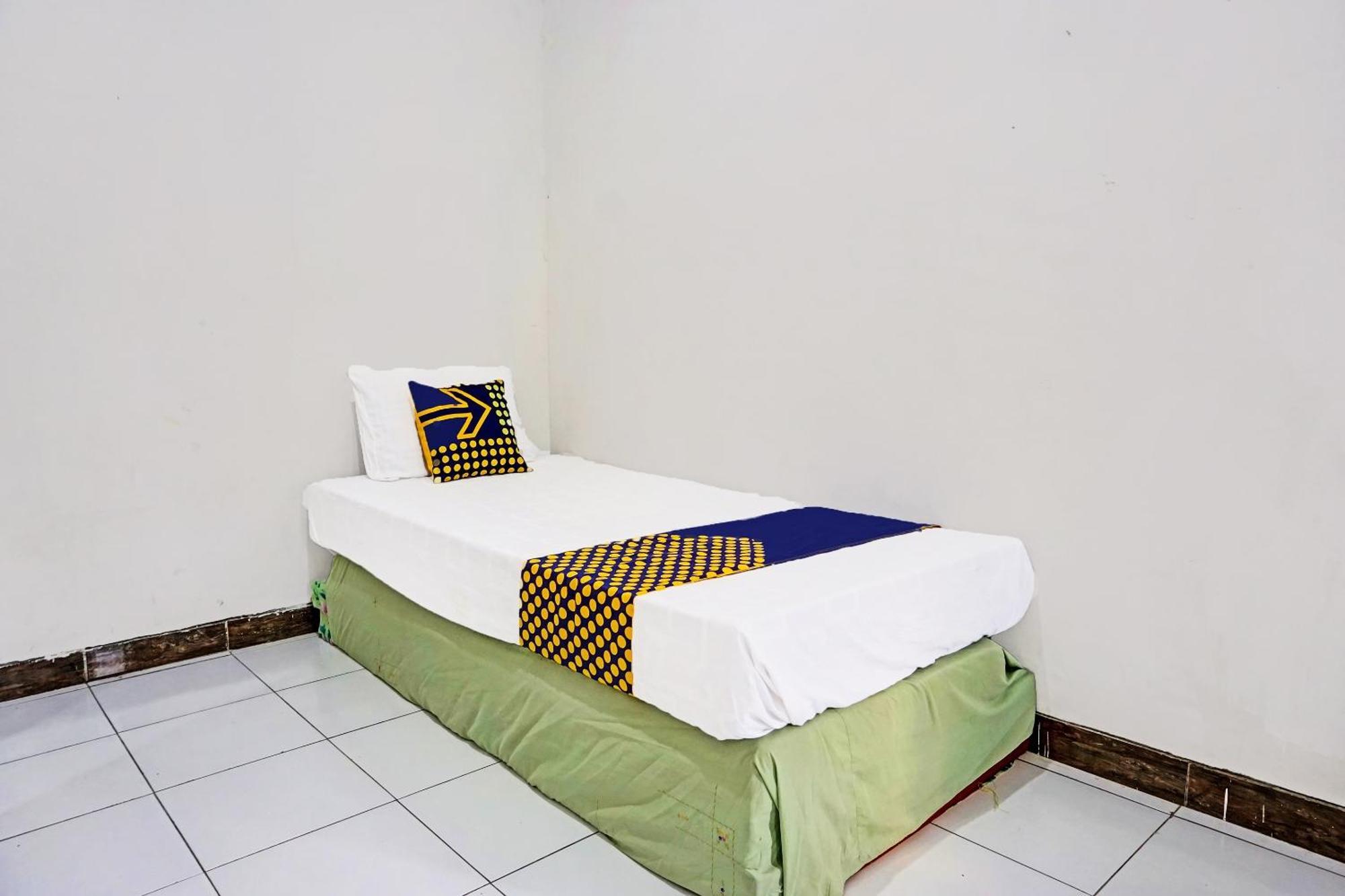 Oyo Life 91896 Kost Bu Dewi Syariah Hotel Pasuruan Kültér fotó