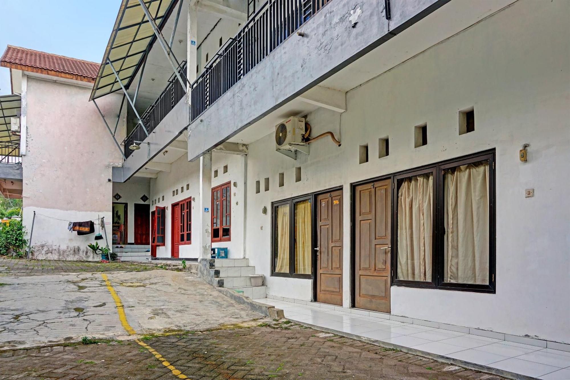 Oyo Life 91896 Kost Bu Dewi Syariah Hotel Pasuruan Kültér fotó