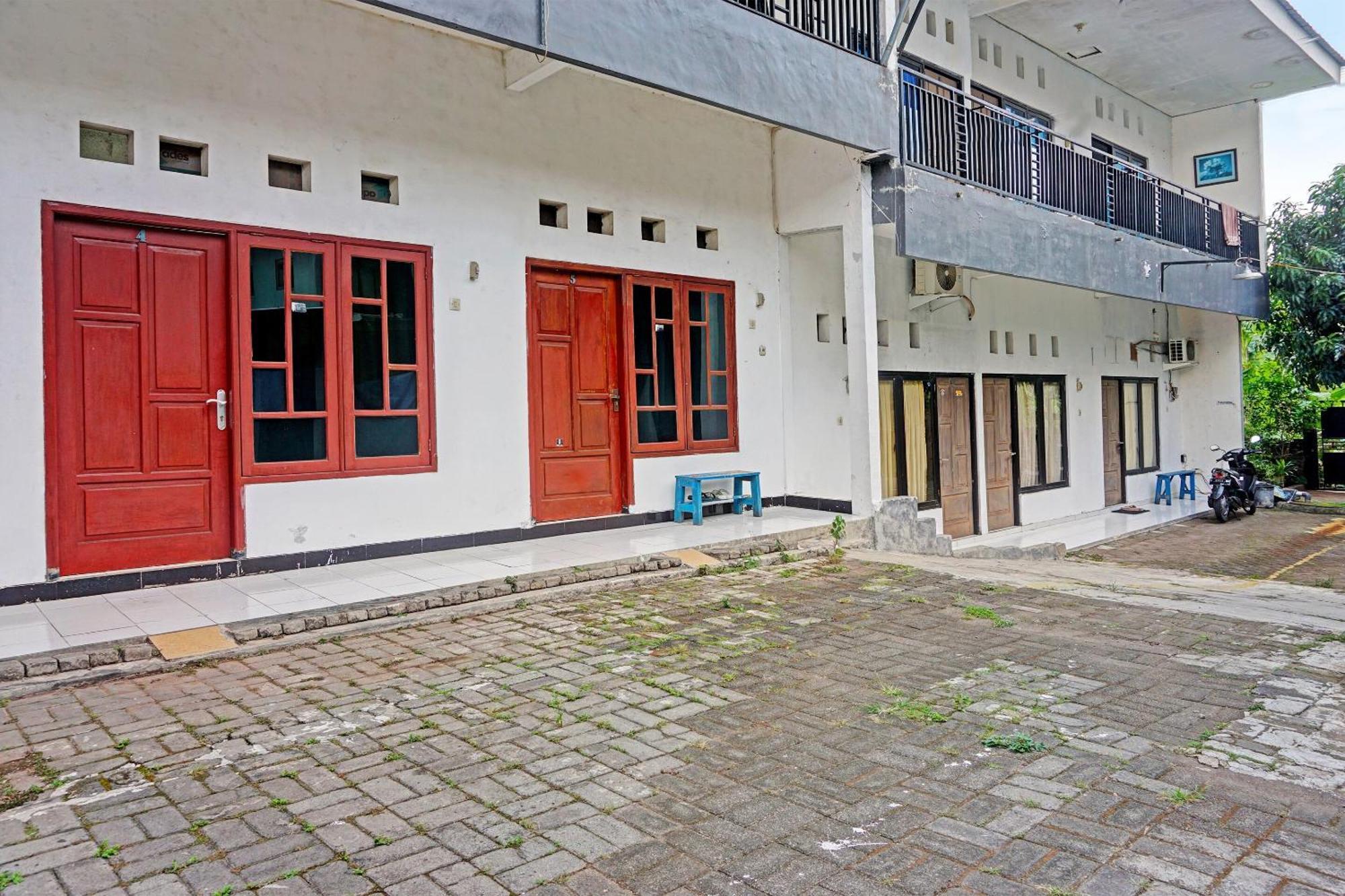 Oyo Life 91896 Kost Bu Dewi Syariah Hotel Pasuruan Kültér fotó