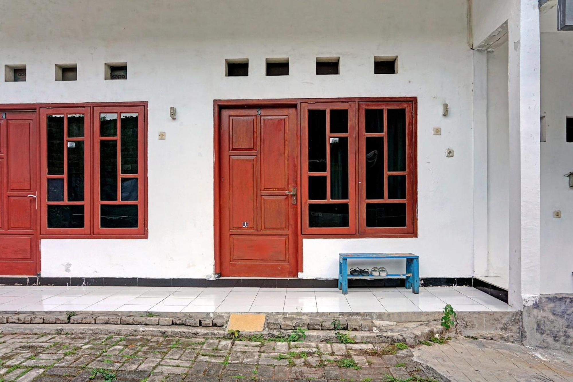 Oyo Life 91896 Kost Bu Dewi Syariah Hotel Pasuruan Kültér fotó