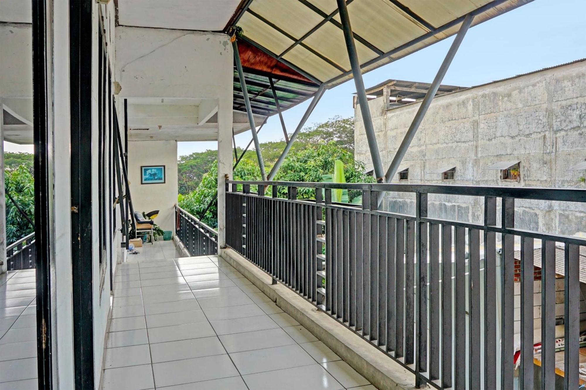 Oyo Life 91896 Kost Bu Dewi Syariah Hotel Pasuruan Kültér fotó