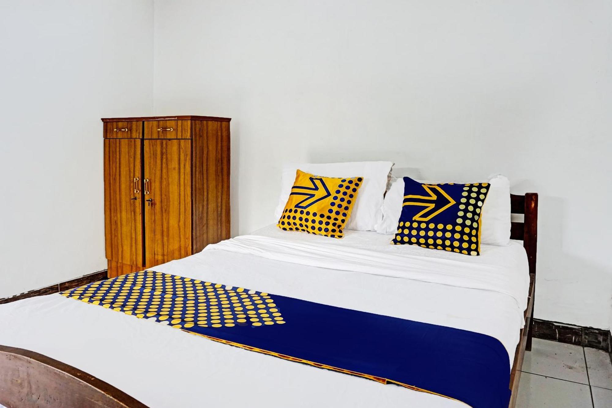 Oyo Life 91896 Kost Bu Dewi Syariah Hotel Pasuruan Kültér fotó