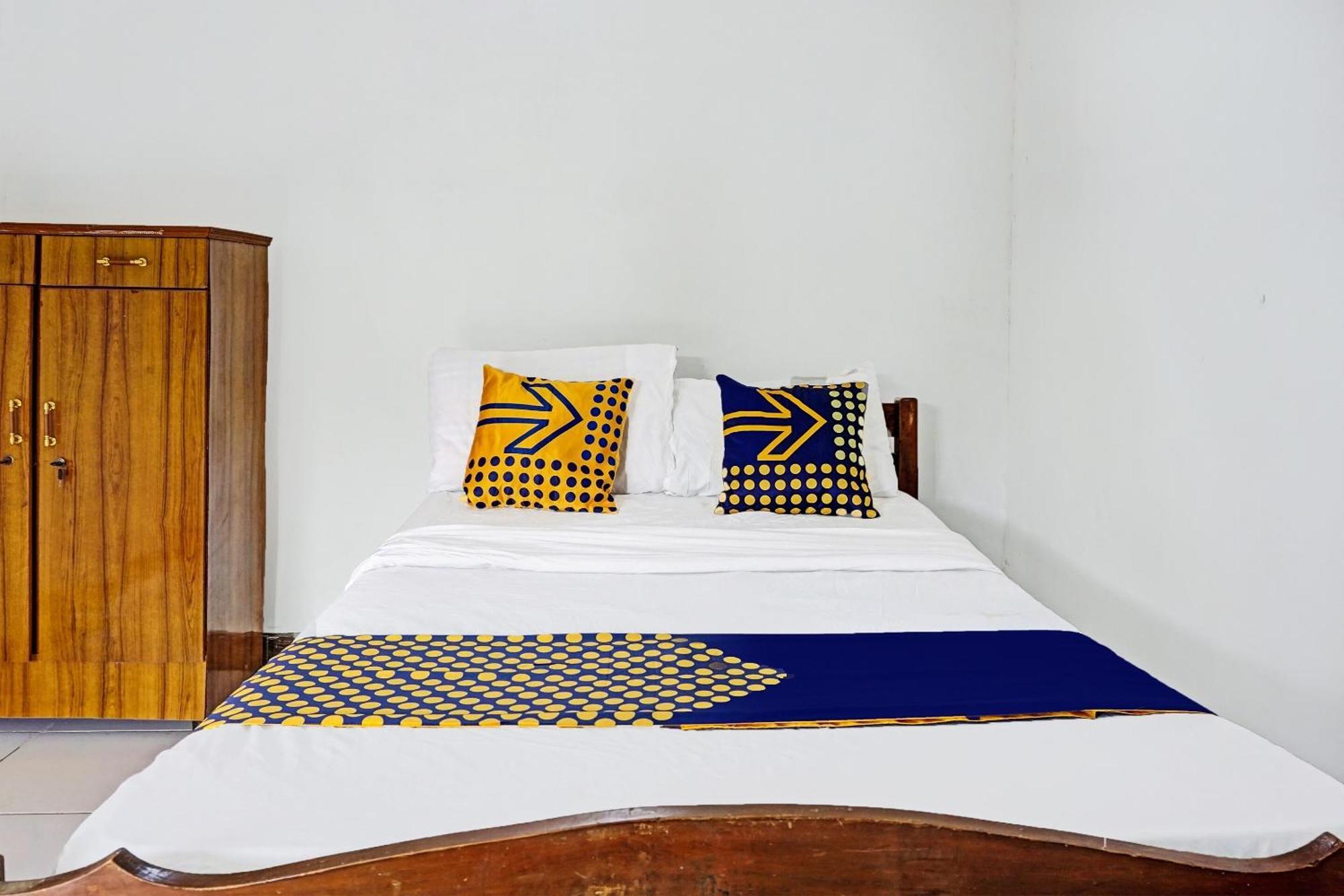 Oyo Life 91896 Kost Bu Dewi Syariah Hotel Pasuruan Kültér fotó