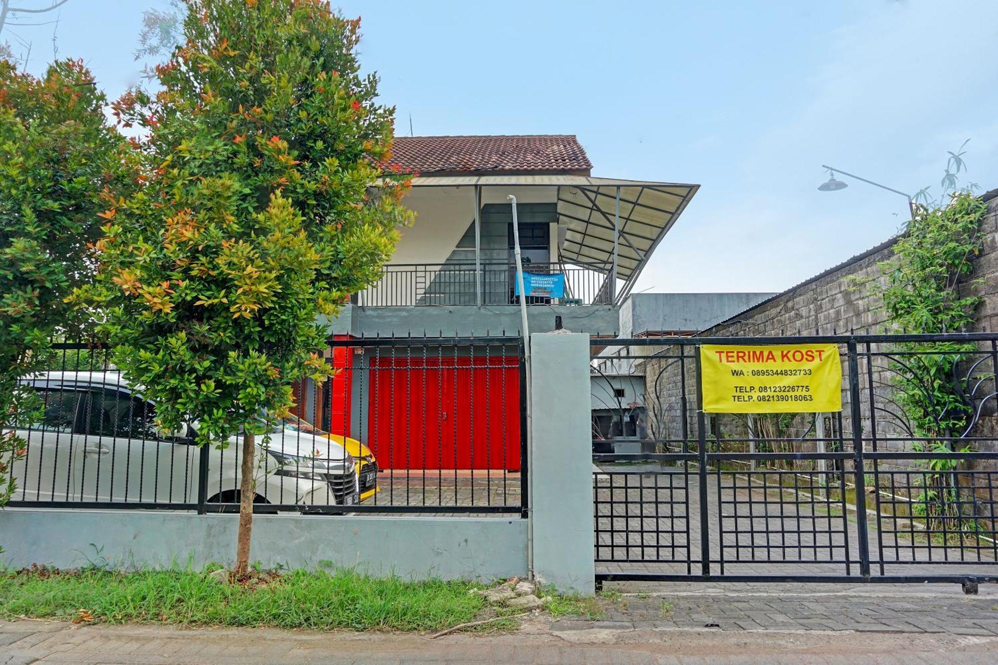 Oyo Life 91896 Kost Bu Dewi Syariah Hotel Pasuruan Kültér fotó